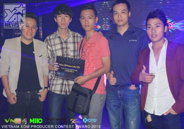 
	
	Admin Lê Tuấn và Admin Amenking trao giải cho các thí sinh đoạt giải